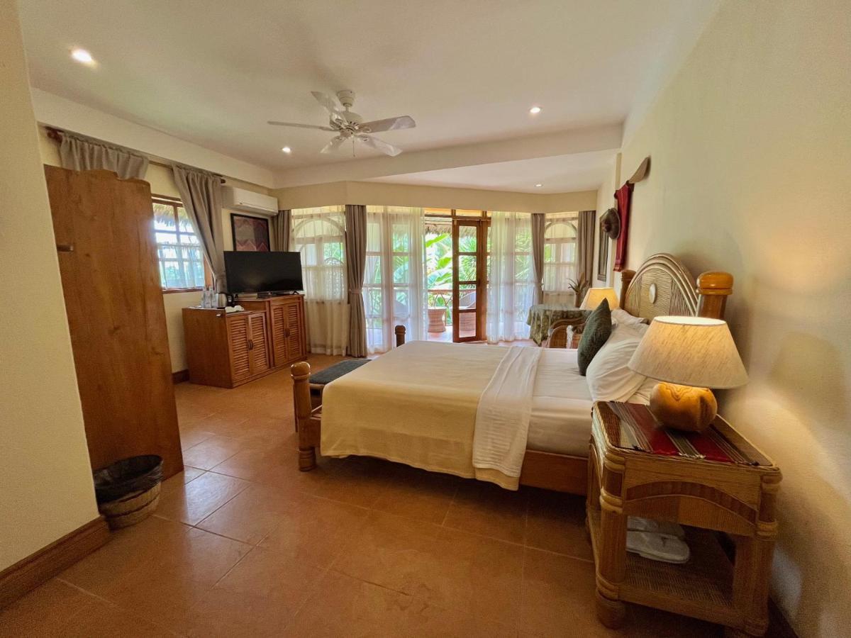 Coco Grove Beach Resort, Siquijor Island Экстерьер фото A room at the resort