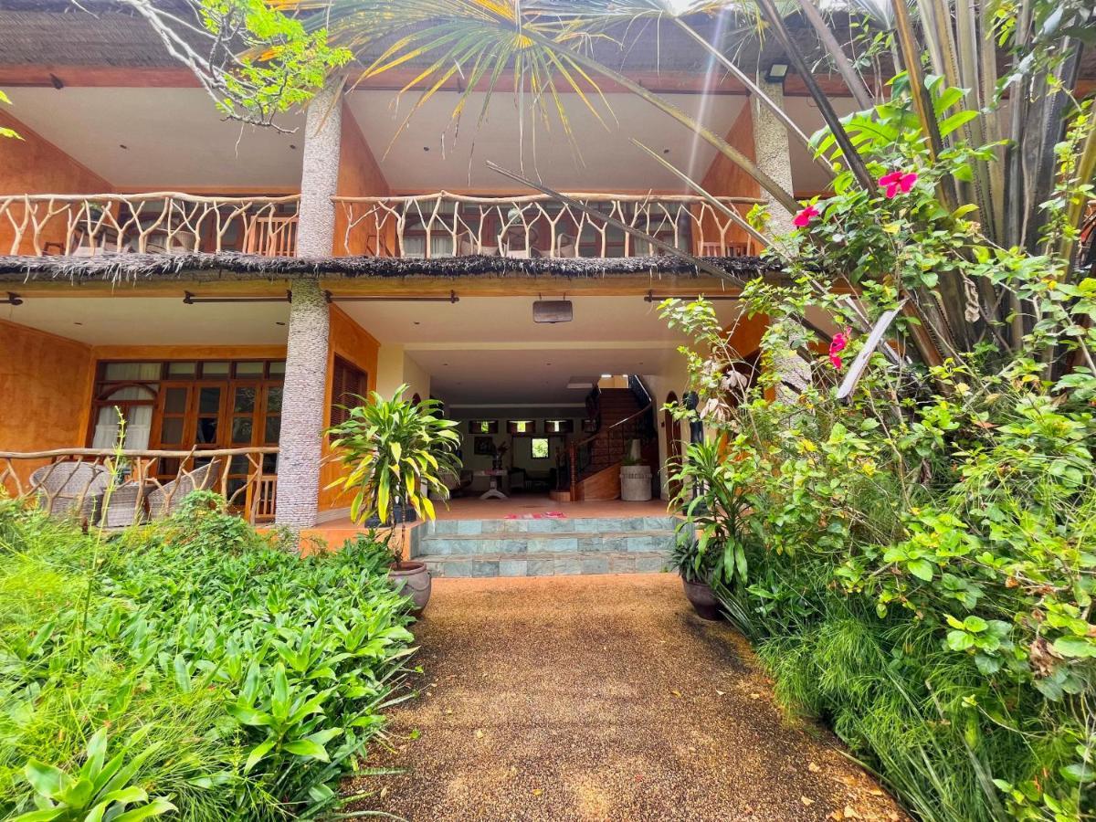 Coco Grove Beach Resort, Siquijor Island Экстерьер фото The entrance to the hotel