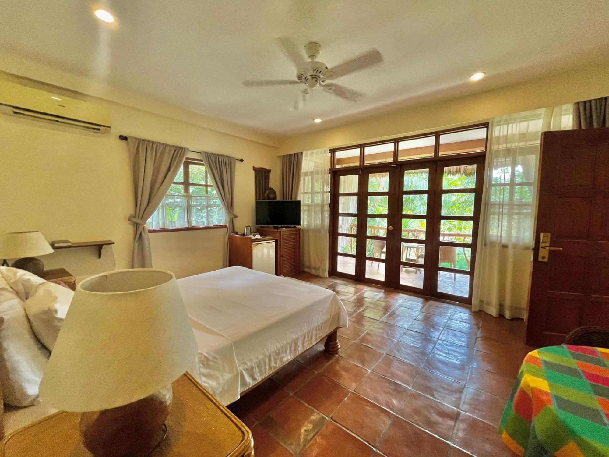 Coco Grove Beach Resort, Siquijor Island Экстерьер фото A bedroom at the resort